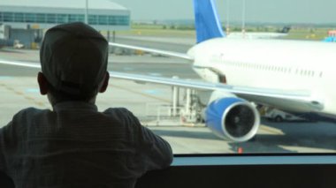 çocuğu yakın Havaalanı'nda uçak, pencereden görünüyor silüeti