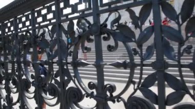 Roma merdivenin Venedik Meydanı yakınındaki metal çit dövme