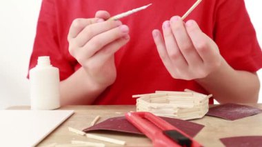 Çocuk glue stick uygulamak ve maç evinin duvarına bağlamak