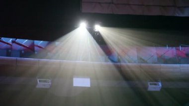 iki Projektörler altında tavan beyaz ışık