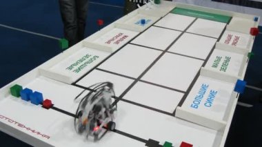 Robot sıralama tuğladır renk ve şekil itibariyle robofest-2011