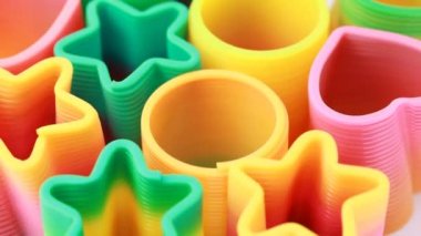 birçok plastik oyuncaklar springs Yüzükler, kalp, yıldız şeklinde döner