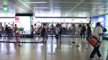 commuters çıkış Havaalanı yakınında yürüyün.