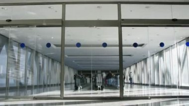 insanlar girmek Sergi Merkezi crocus expo travelator üzerinden yol