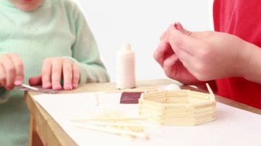 iki çocuk yapı maç house, kız uyandırmak sopa ve çocuk tutkal