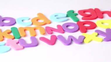 üç satır, alfabetik sıraya göre düzenlenmiş harfler