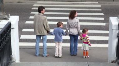 Aile stand yaya geçidi yol kenarındaki ebeveynler çocuk ellerini tutun.