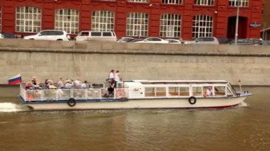 turistik gemi yelken nehir aşağı