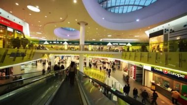 Yeni alışveriş ve eğlence merkezi troyka yürüyen insanlar taşımak