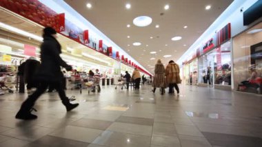 çocuk arabası, yeni alışveriş ve eğlence merkezi troyka iter.