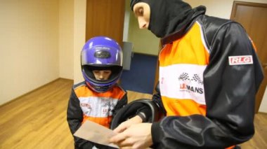 Baba oğul önce go-cart yarışları için talimat verir.
