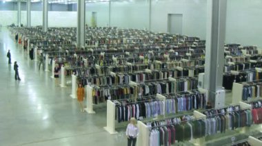 insanlar modapolis outlet crocus expo içinde giysilerle satın alın.