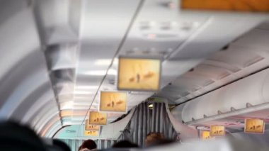 asılı tavan altında uçak kabin görüntüler ve extrime spor video göster