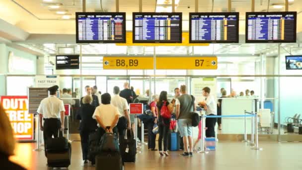 As pessoas passam o controle de passaporte na saída para os portões do aeroporto de Ruzyne — Vídeo de Stock
