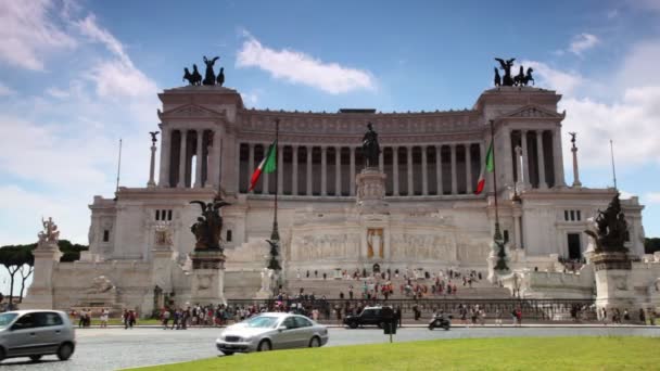 Människor är på trappor Venedig torget nära monument i ära victor emmanuel ii — Stockvideo