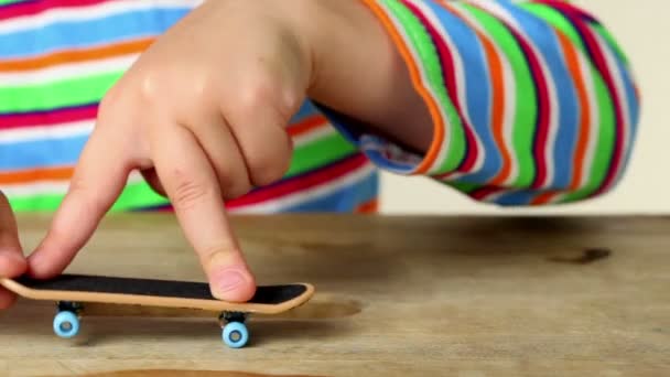 Dois dedos em fingerboard tentando fazer truque simples — Vídeo de Stock