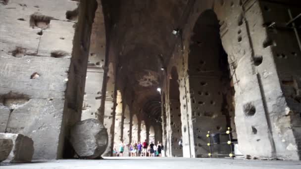 Colosseum korridor inuti, turister vandrar längs — Stockvideo