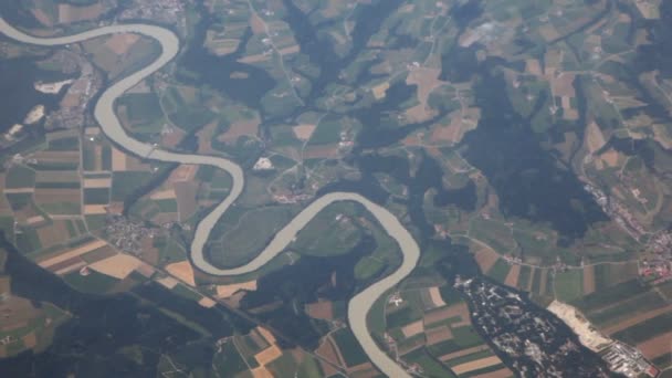 Vue sur paysage de champs et rivière depuis la fenêtre de l'avion volant 