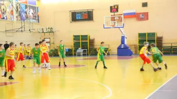 Kluci hrát basketbal v ruské státní univerzity tělesné výchovy, sportu a cestovního ruchu — Stock video