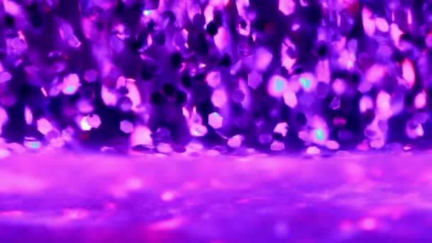 Muchas partículas de hexágono espejo flotan lateralmente en el espacio de puntos calientes coloridos — Vídeos de Stock