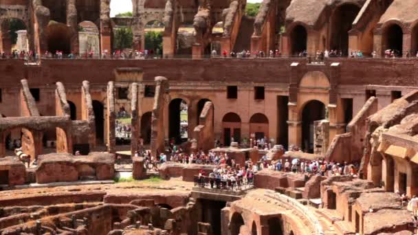 Belső Colosseum felülről, sok turista séta körül — Stock videók