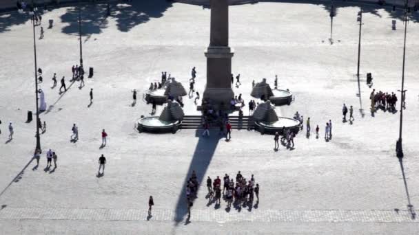 Base do obelisco de Flaminio na praça, pessoas sentadas em degraus e andando ao redor — Vídeo de Stock