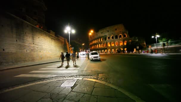 Люди проходят через пешеходный переход возле Колизея — стоковое видео