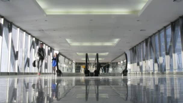 Visitors travelling with moving walkway inside Crocus expo — Stock Video