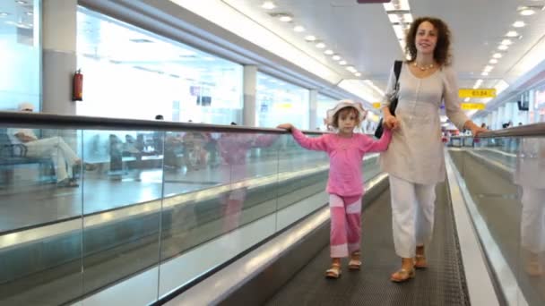 Mulher e menina correr em speedwalk no aeroporto — Vídeo de Stock