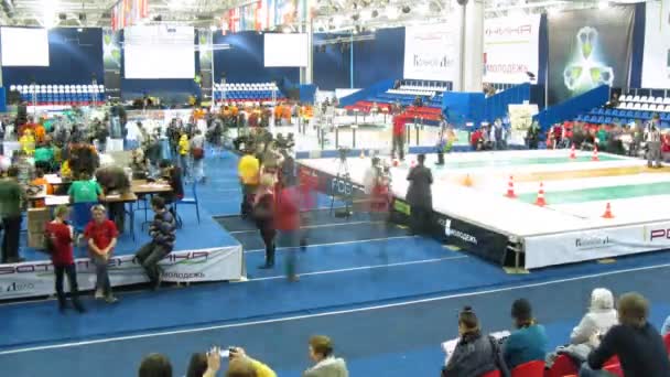 人々 は robofest 2011 年中に小型ロボット トーナメントを見る — ストック動画
