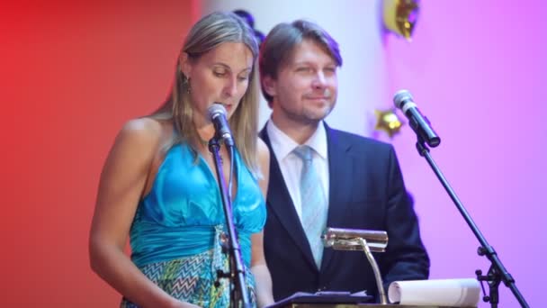 Presentadores de la ceremonia tradicional de presentación del premio 14 Blockbuster Yegor Pazenko y Alyona Sidorenko — Vídeos de Stock