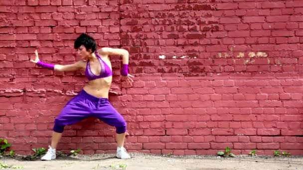 Woman slowly twisting in front of wall — Stock Video