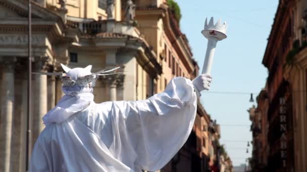 Mummer i vit kostym av Frihetsgudinnan står och har facklan hand — Stockvideo