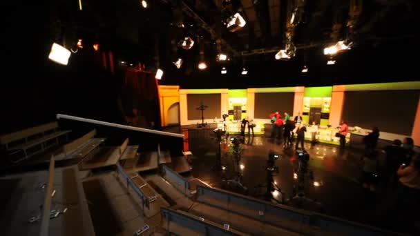 Filmación de programas de televisión en el centro de televisión de Ostankino, estudio NTV — Vídeos de Stock