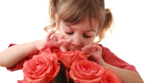 Belle petite fille regarde à l'intérieur rose rose dans un beau bouquet — Video
