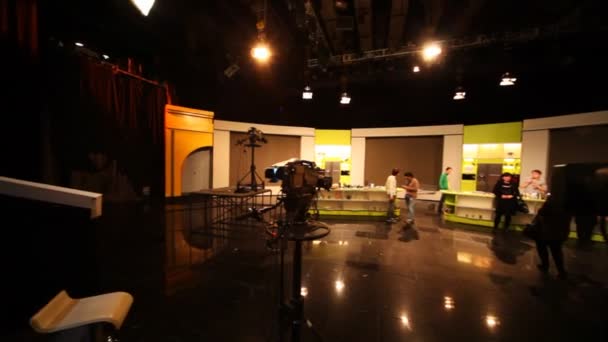 Professional television cameras shoot people on TV shows in Ostankino TV center, studio NTV — Stock Video