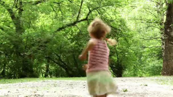 Chica se escapa a través del prado del bosque toda pelusa esparcida — Vídeos de Stock
