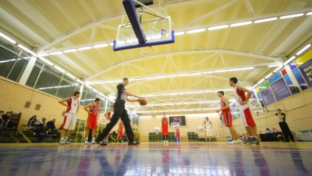 Les joueurs de basket-ball font des lancers pénaux à l'Université d'Etat russe d'éducation physique — Video