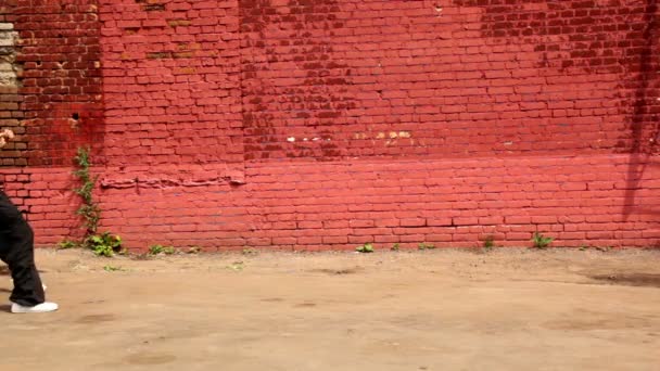 Four girls move from both side and dance in modern style, then stand grouped — Stock Video