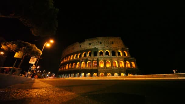 照らされたローマのコロッセオに近く車で通り — ストック動画