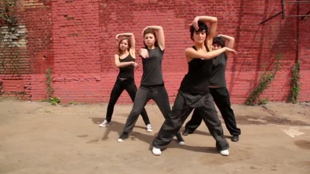 Dance team of four girls start dance synchronously — Stock Video