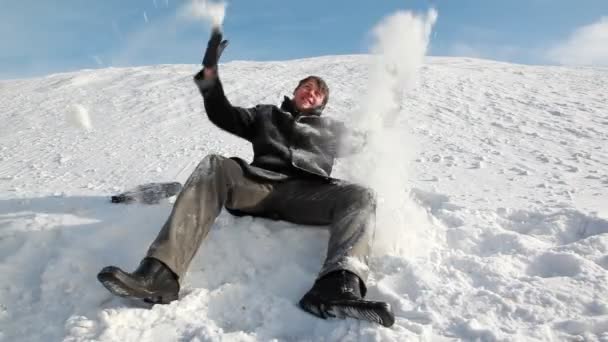 O homem a vacilar na neve, a atirá-lo — Vídeo de Stock