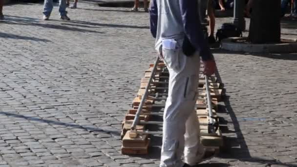 People running near cart on rails preparing to shooting film — Stock Video