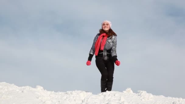 Женщина танцует на склоне, полностью покрытом снегом — стоковое видео