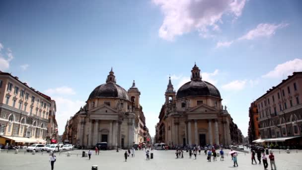 Edifici simmetrici di Santa Maria in Montesanto in Piazza del Popolo — Video Stock