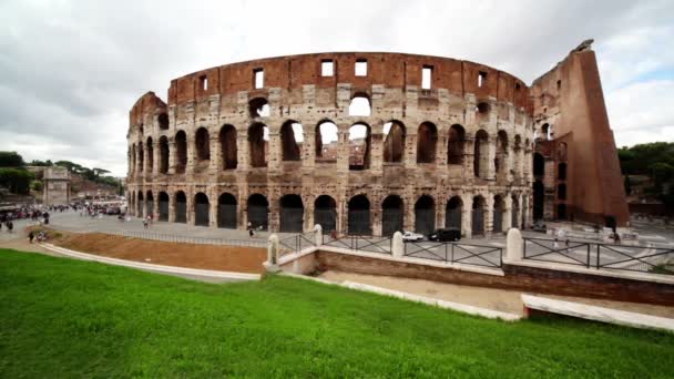Fachada de Coliseo y están cerca, la gente camina — Vídeos de Stock