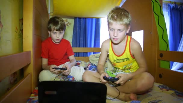 Двоє хлопців грають у комп'ютерну гру — стокове відео