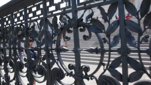 Smidda metall staket nära trapporna Venedig square i Rom — Stockvideo