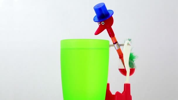 Pêndulo de água de brinquedo em forma de pássaro, tubo de enchimento líquido e equilíbrio alterado — Vídeo de Stock