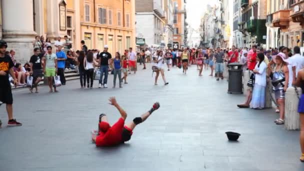Гай танцует брейк-данс в центре города — стоковое видео